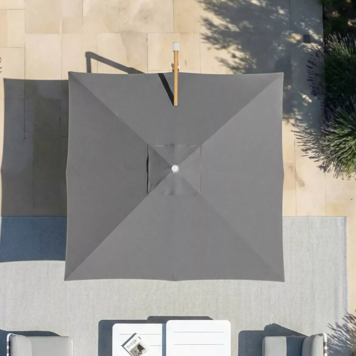 Ombrellone decentrato quadrato in alluminio con base (3 x 3 m) Elyra effetto legno e Antracite