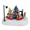 Personaggi Lemax a pile Ballano intorno all'albero di Natale