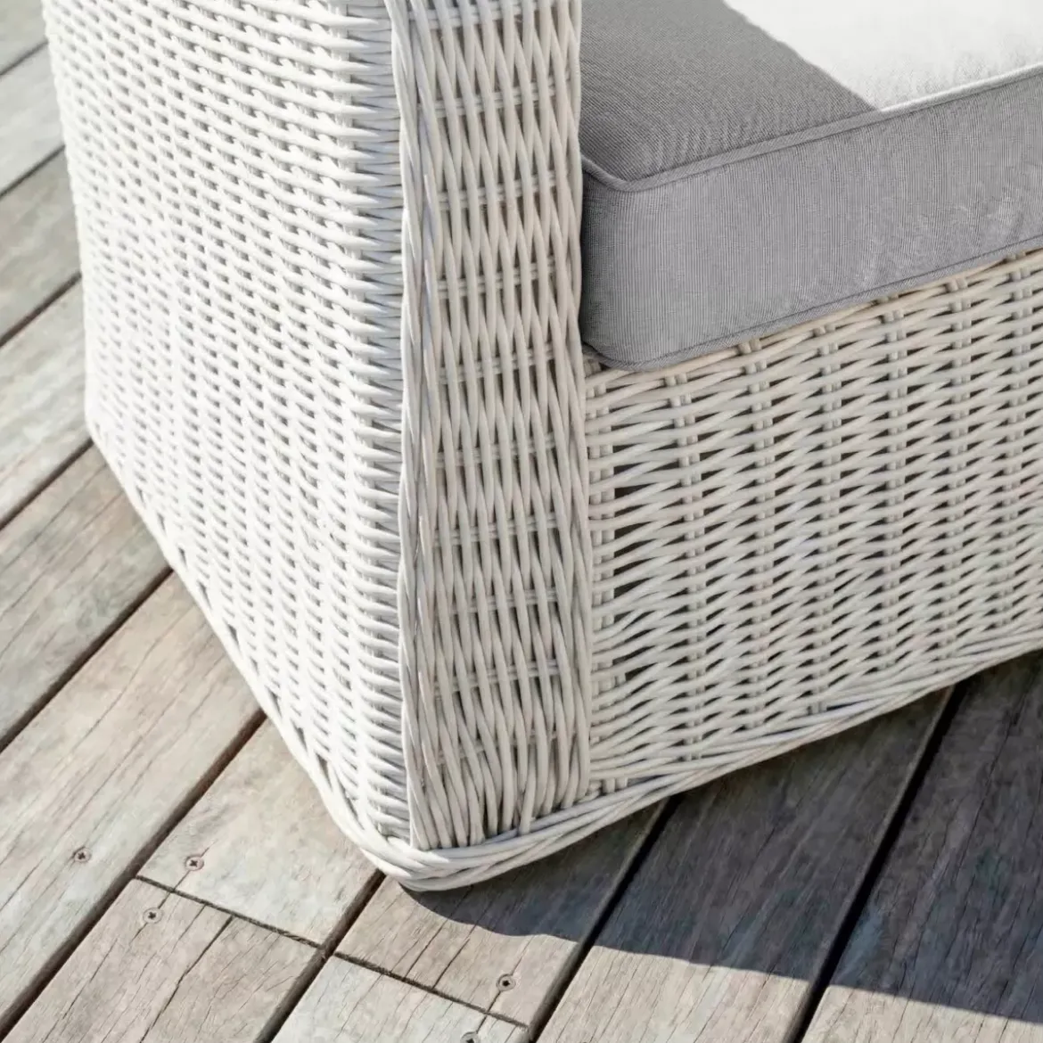 Salotto da giardino in resina intrecciata 5 posti 4 pezzi Calvi Bianco e grigio chiaro