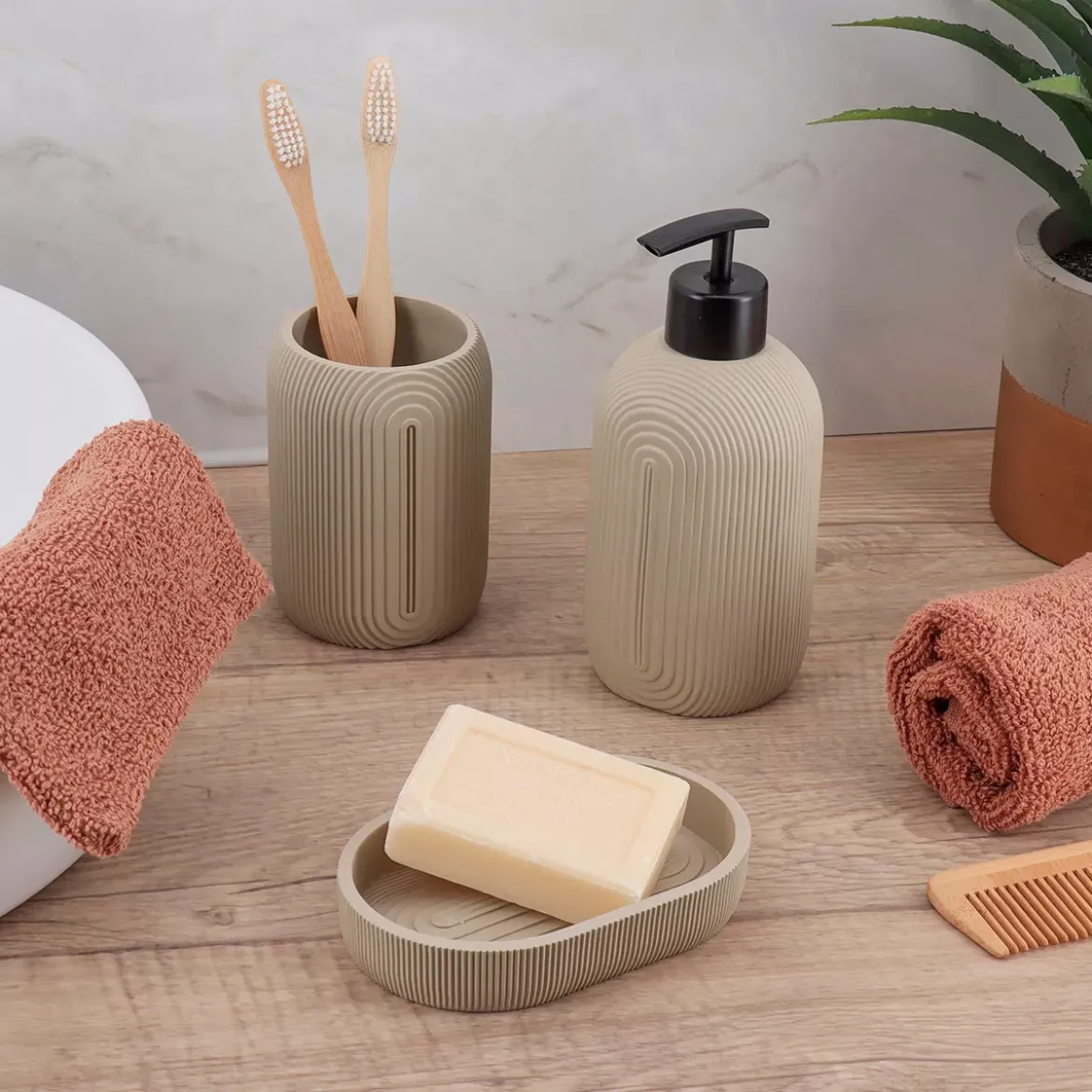 Set bicchiere distributore e porta sapone in resina Minimalist geometrico Beige
