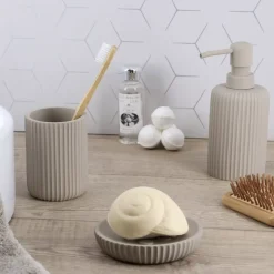 Set di accessori bagno in resina Strié Tortora