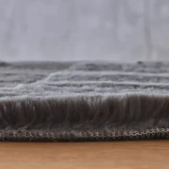 Tappeto rettangolare in finta pelliccia (140 x 200 cm) Finn Grigio antracite