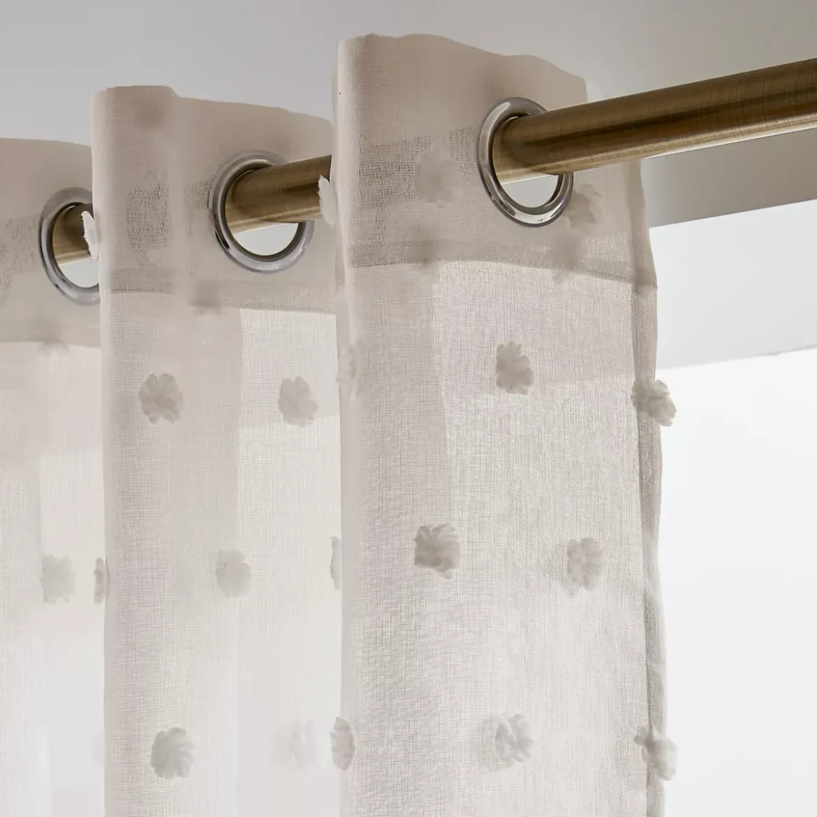 Tenda con occhielli e pon pon (140 x 240 cm) Emie Beige