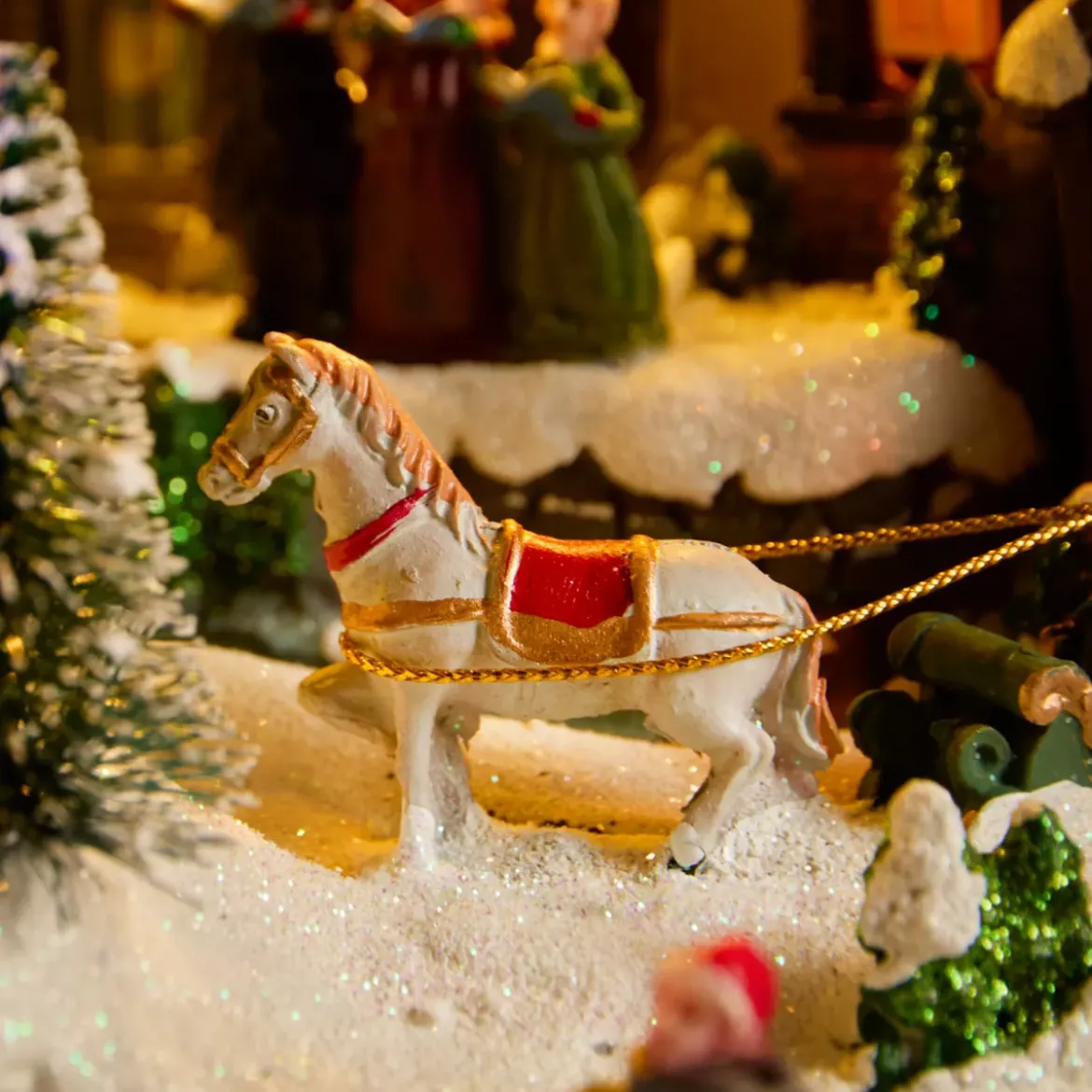 Villaggio di Natale luminoso e musicale, città festosa e Ferrovia
