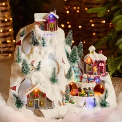 Villaggio di Natale luminoso e musicale, stazione sciistica animata
